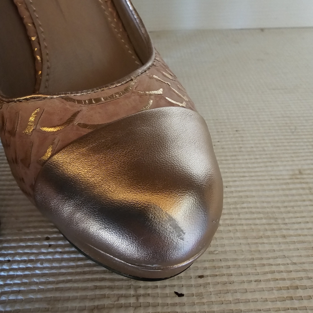 Vince Camuto size 6.5 Rose Gold leather Heels - Picture 5 of 8